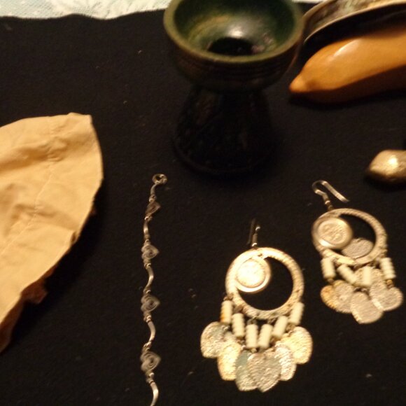 JUNK DRAWER VINTAGE SALT WOOD BANANNA BRADLEY COIN TURTLE JEWELRY PARTS ETC LOT - Picture 4 of 13